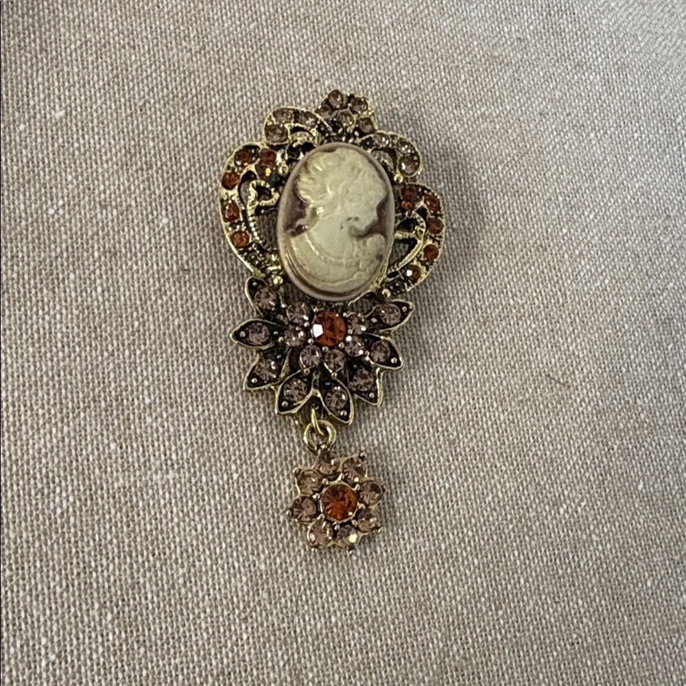 Vintage-Inspired Cameo Pendant Brooch in Cream and Brown